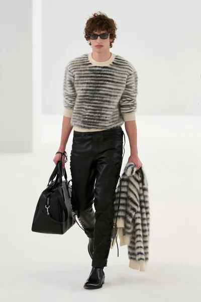 Look 10